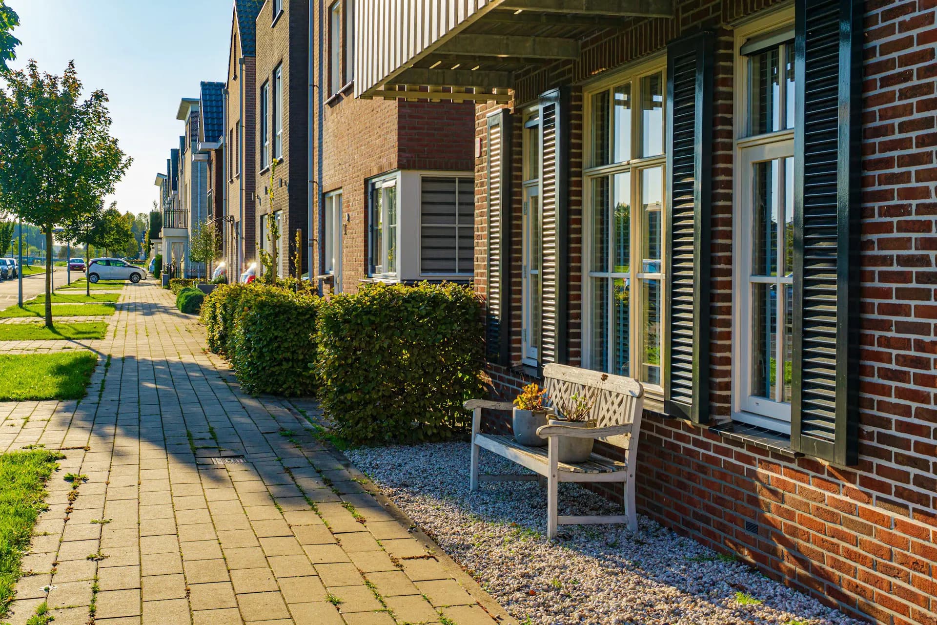 Een rij karakteristieke woningen aan een rustige straat