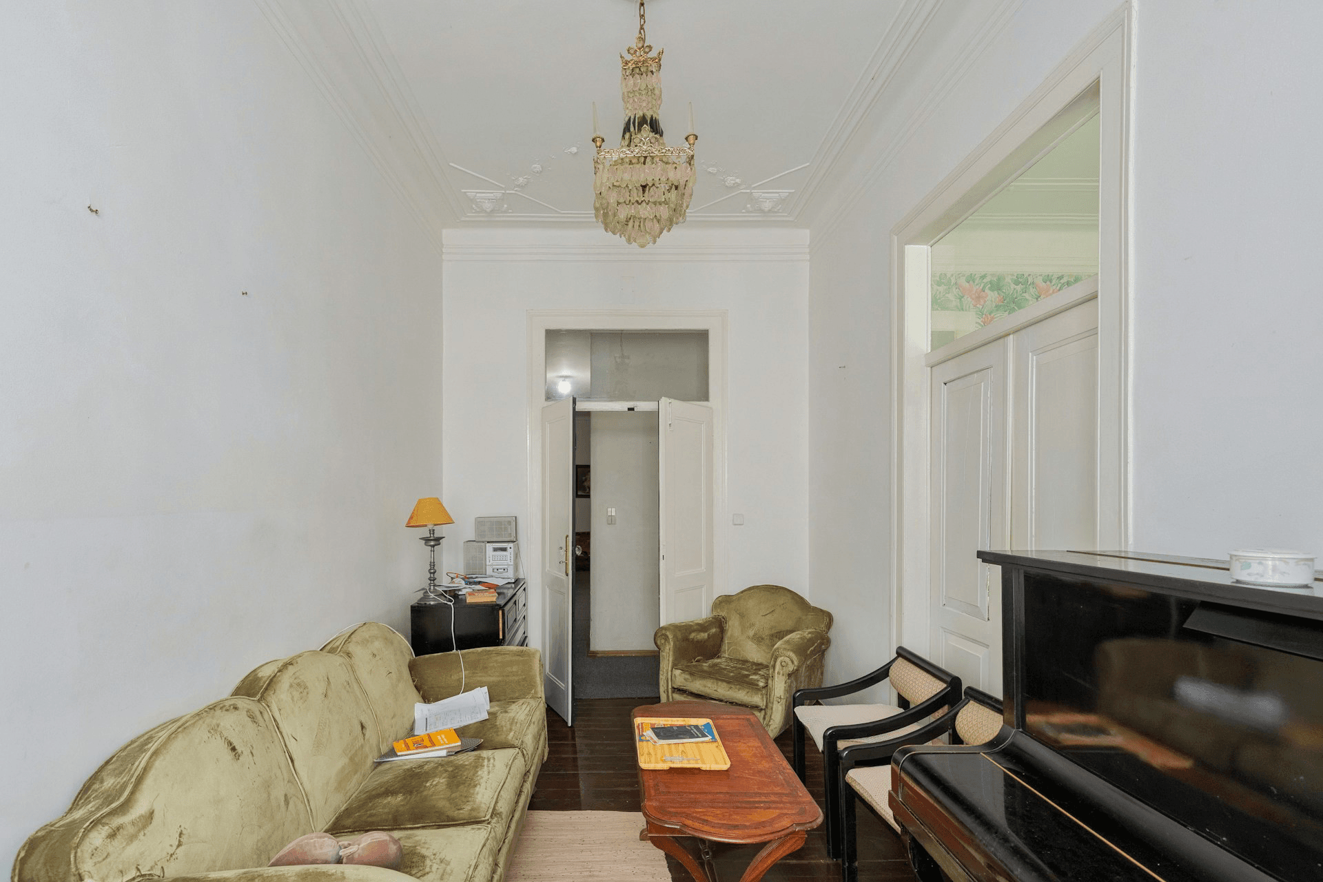 Dezelfde woonkamer voor de renovatie