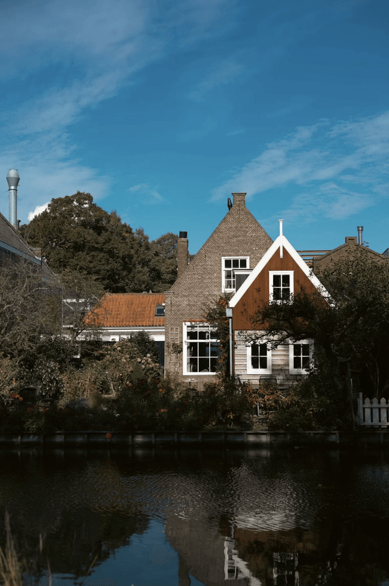Karakteristieke kluswoning met klimop, klaar om opgeknapt te worden
